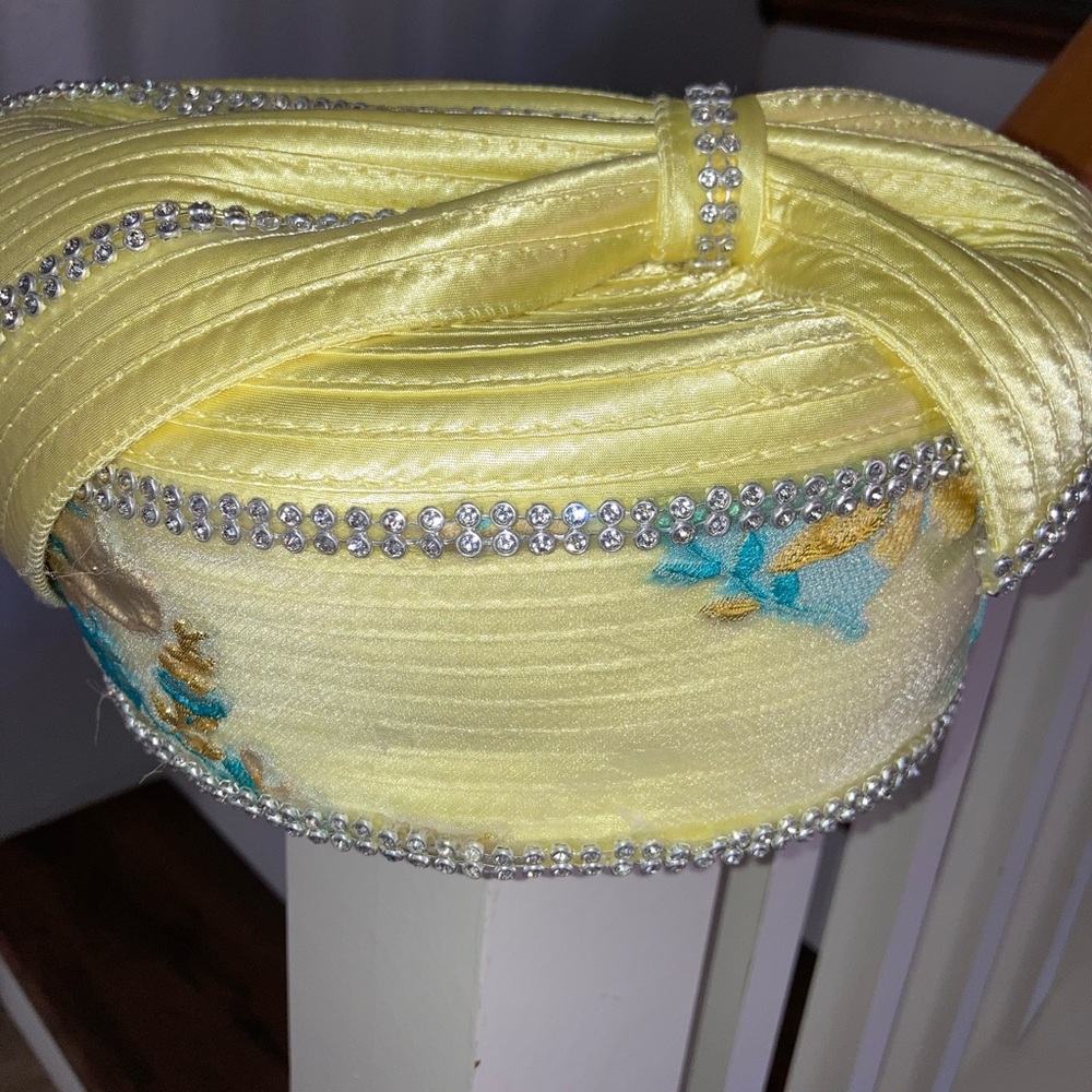 Dorinda Clark Cole women’s Yellow Rhinestone Embellished Satin Pillbox Hat - Picture 3 of 5